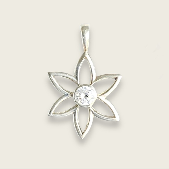 925 Sterling Silver Pendant Flower